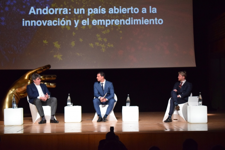 El ministre d'Economia i Empresa en funcions, Jordi Gallardo, el CEO d'Anbank, Carlos Aso, i Alain Uribeetxebaria, soci fundador d'Hereditas Abogados han protagonitzat la taula rodona inaugural del 'Andorra Summit Art & Innovation'.